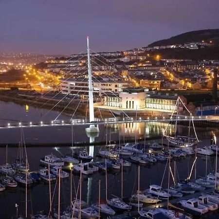 Luxe Living Guest House-Sleeps 6 -Family Friendly-Private Parking-Wifi-City-Beach Swansea Bagian luar foto