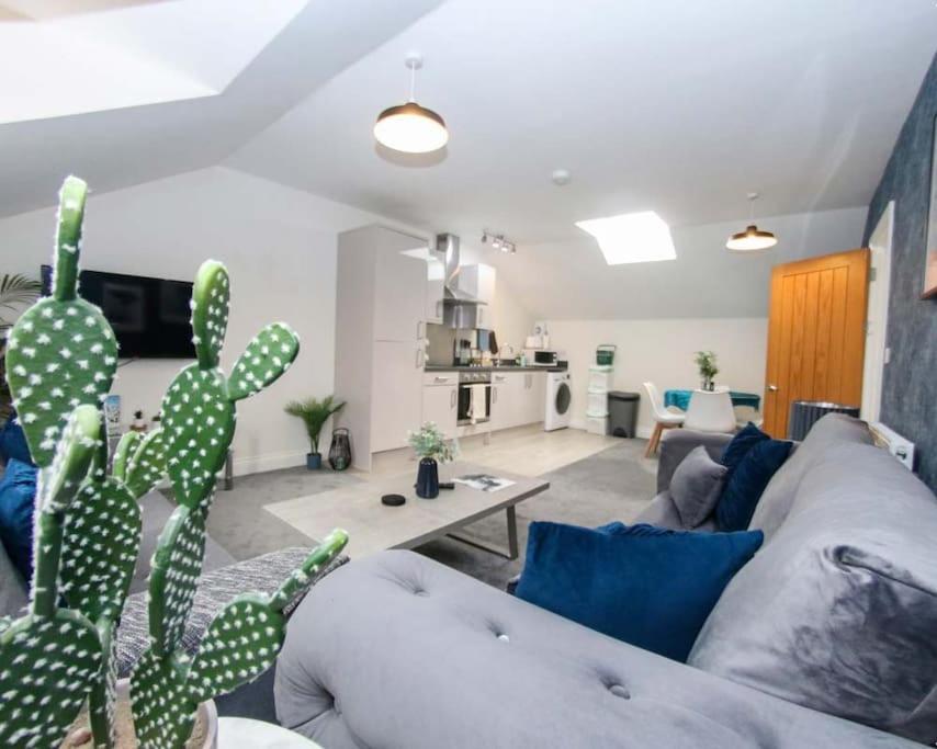 Luxe Living Guest House-Sleeps 6 -Family Friendly-Private Parking-Wifi-City-Beach Swansea Bagian luar foto