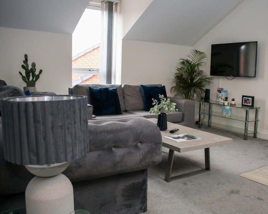 Luxe Living Guest House-Sleeps 6 -Family Friendly-Private Parking-Wifi-City-Beach Swansea Bagian luar foto