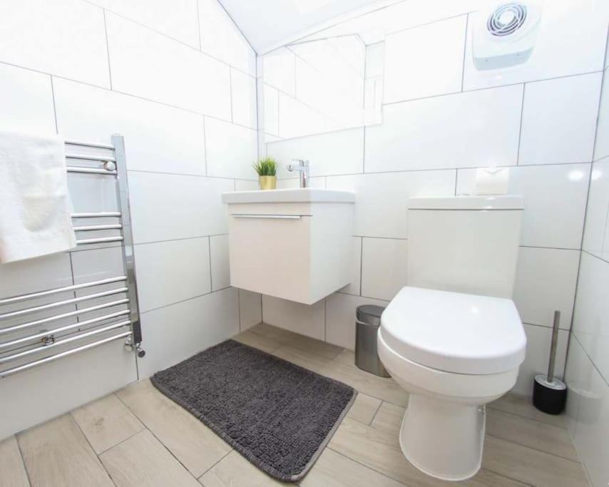 Luxe Living Guest House-Sleeps 6 -Family Friendly-Private Parking-Wifi-City-Beach Swansea Bagian luar foto