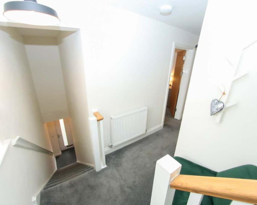 Luxe Living Guest House-Sleeps 6 -Family Friendly-Private Parking-Wifi-City-Beach Swansea Bagian luar foto