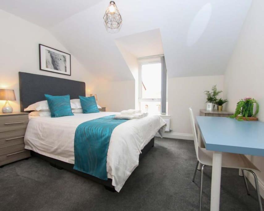 Luxe Living Guest House-Sleeps 6 -Family Friendly-Private Parking-Wifi-City-Beach Swansea Bagian luar foto