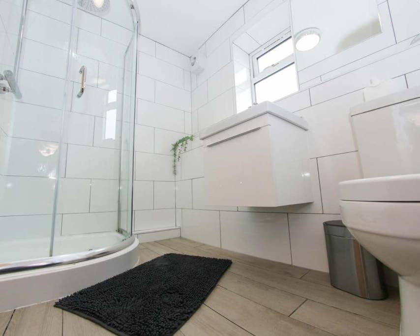 Luxe Living Guest House-Sleeps 6 -Family Friendly-Private Parking-Wifi-City-Beach Swansea Bagian luar foto