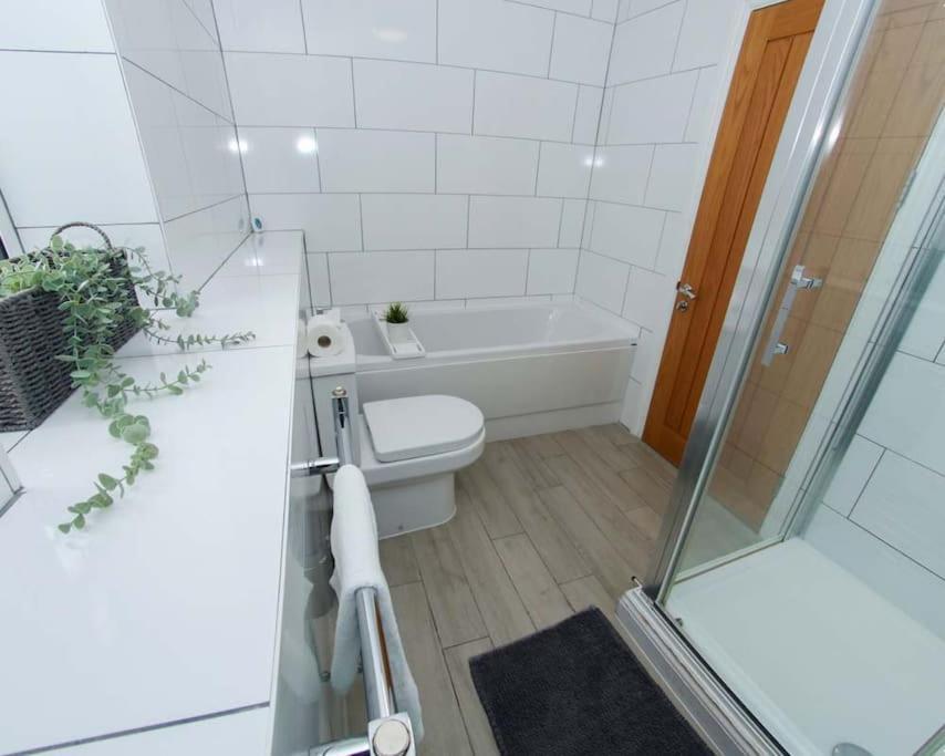 Luxe Living Guest House-Sleeps 6 -Family Friendly-Private Parking-Wifi-City-Beach Swansea Bagian luar foto