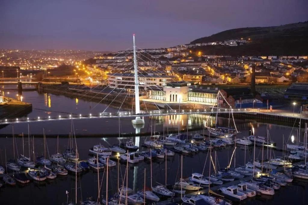 Luxe Living Guest House-Sleeps 6 -Family Friendly-Private Parking-Wifi-City-Beach Swansea Bagian luar foto