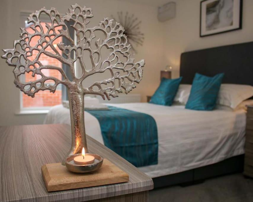 Luxe Living Guest House-Sleeps 6 -Family Friendly-Private Parking-Wifi-City-Beach Swansea Bagian luar foto