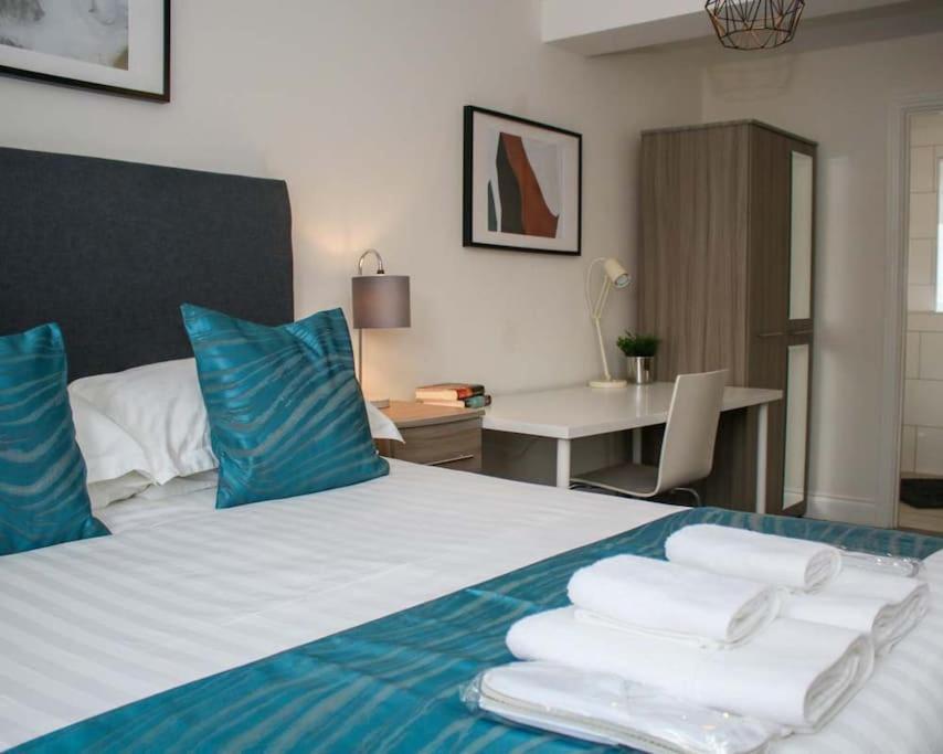 Luxe Living Guest House-Sleeps 6 -Family Friendly-Private Parking-Wifi-City-Beach Swansea Bagian luar foto