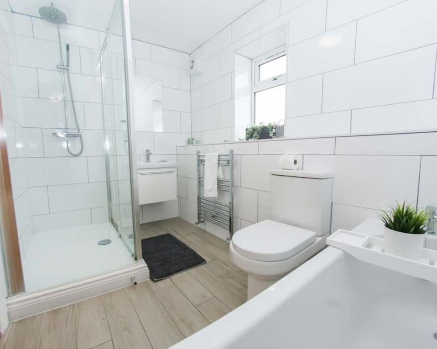 Luxe Living Guest House-Sleeps 6 -Family Friendly-Private Parking-Wifi-City-Beach Swansea Bagian luar foto